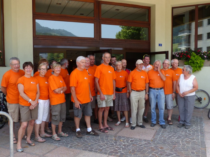 une équipe rassemblée après son oeuvre