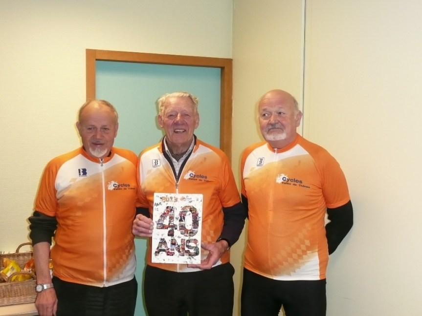 Les 40 ans des C.V.T.: Félicien Missillier entre Paul et Marcel Favre, pionniers du club Cyclos de la Vallée de Thônes.